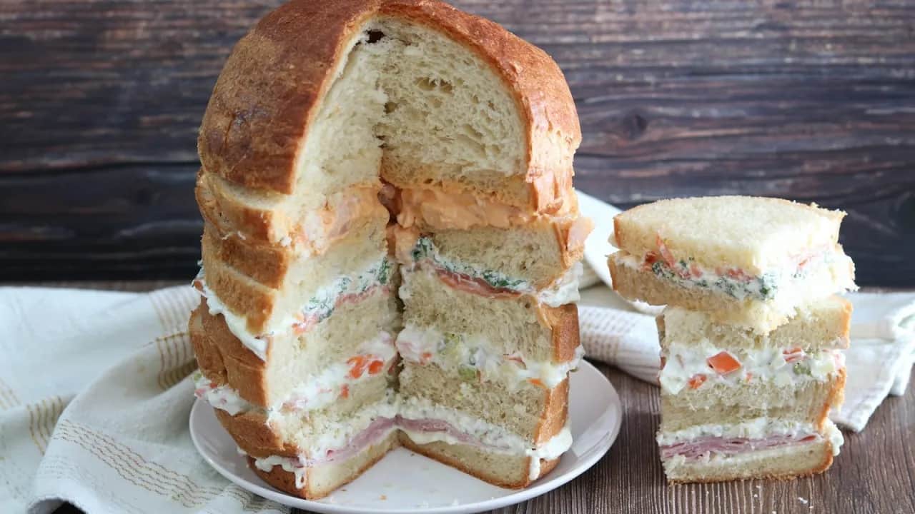 Panettone Gastronomico: Farciture, Taglio e Consigli per un Buffet Perfetto