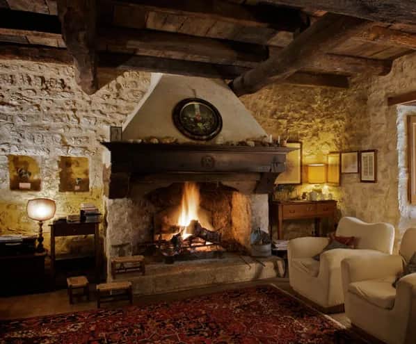 Camini Rustici Montagna: Stili, Costi e Normative 2024